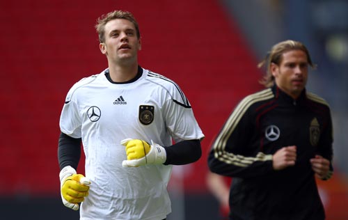 山东泰山选择韩鹏执教，凭借其责任感和团队精神，重燃球队斗志，提升士气，取得进步。